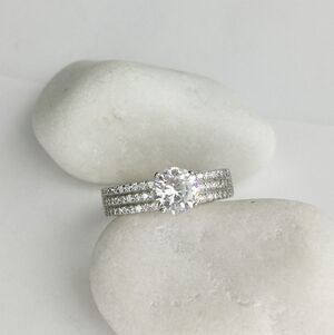 Roynd cut CZ Ring Sterling Silver size 8 🆕